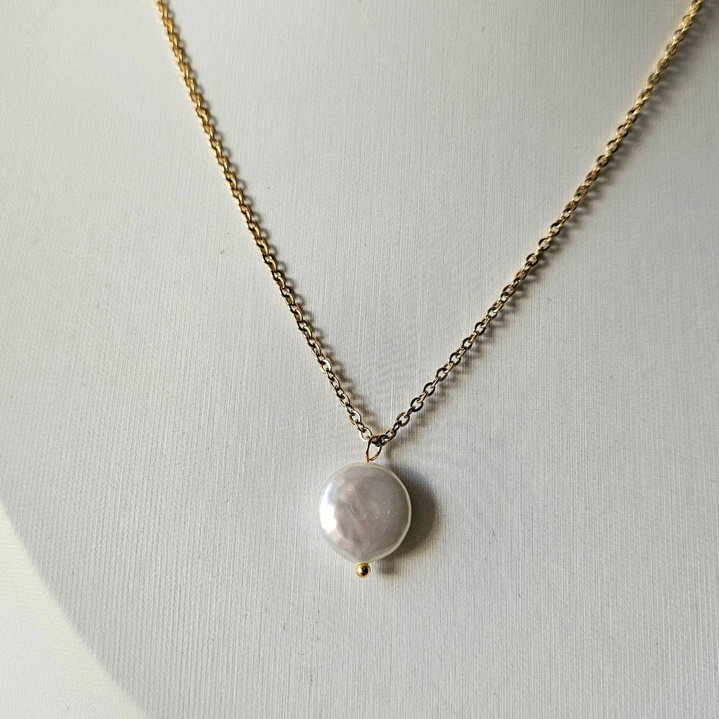 Iris pearl necklace