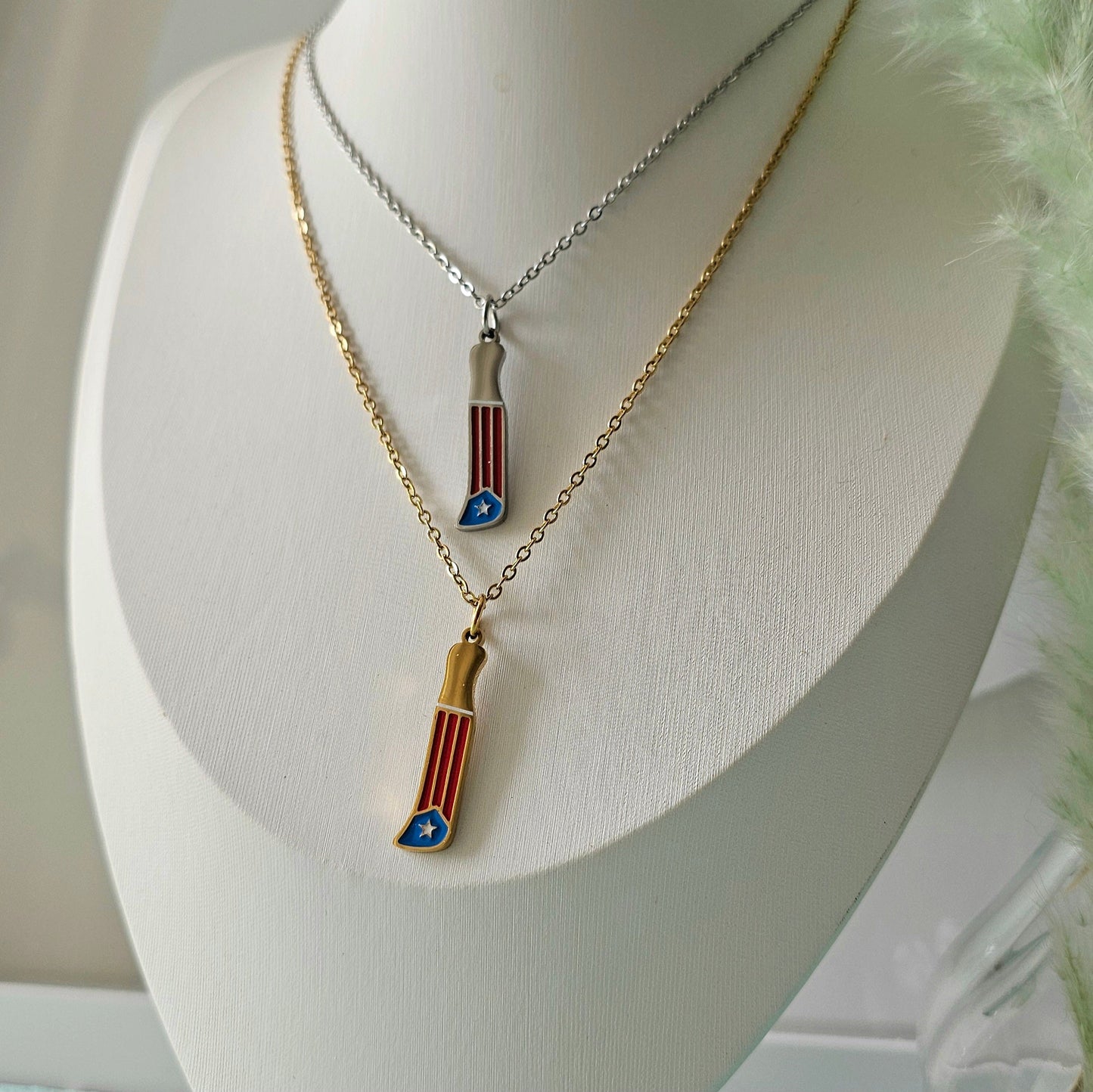 Machete en mano necklace