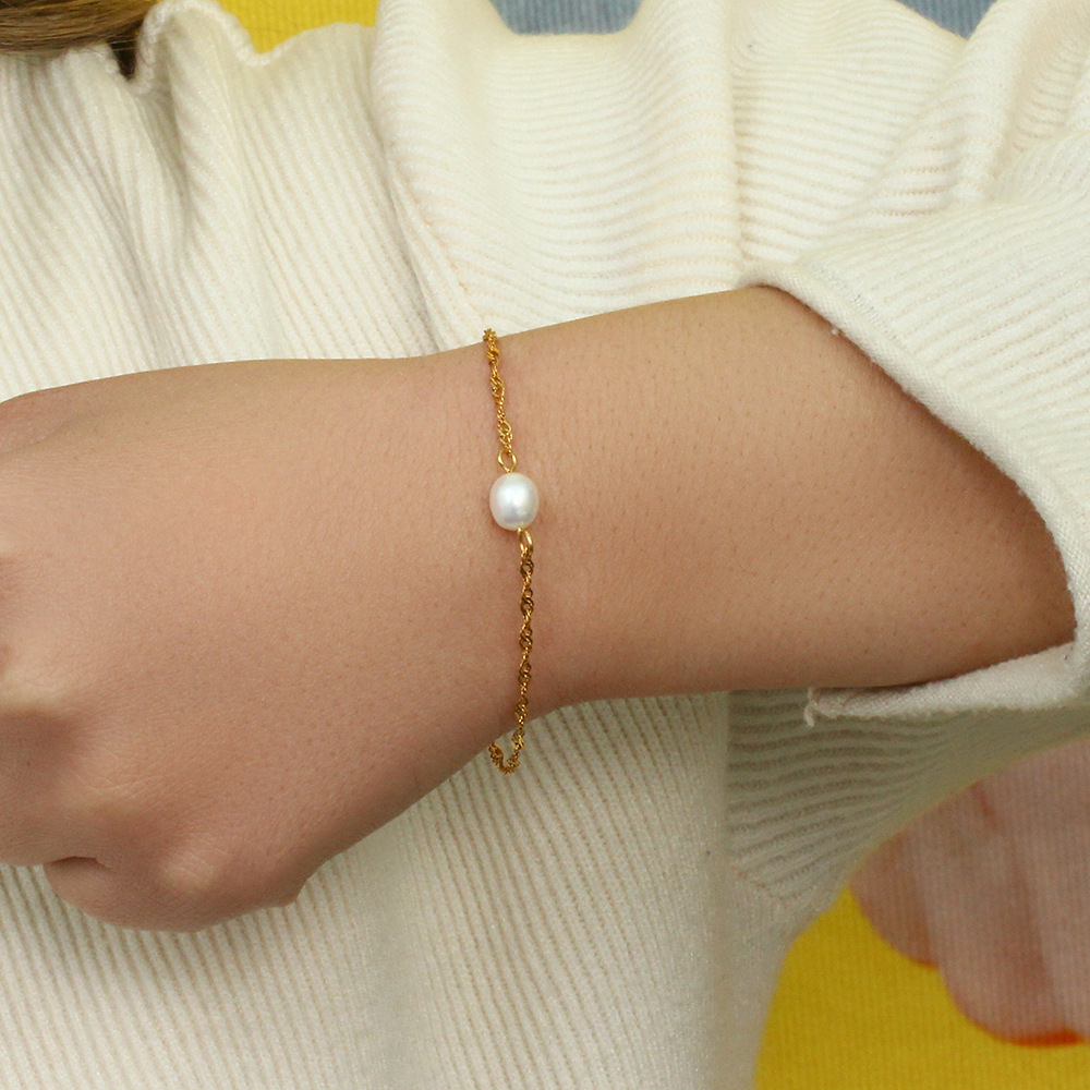 Simple pearl bracelet