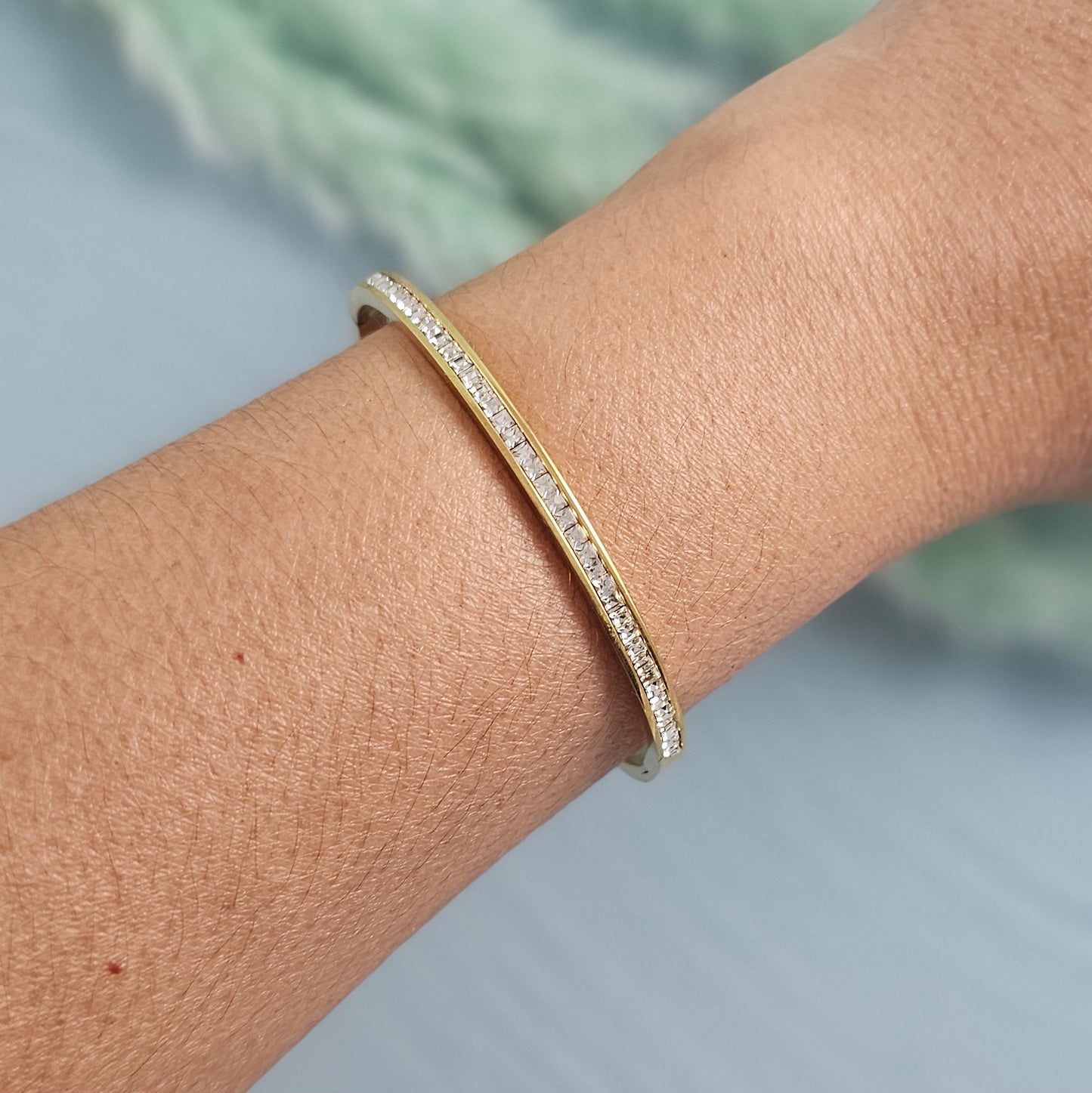 Simple zircone bangle