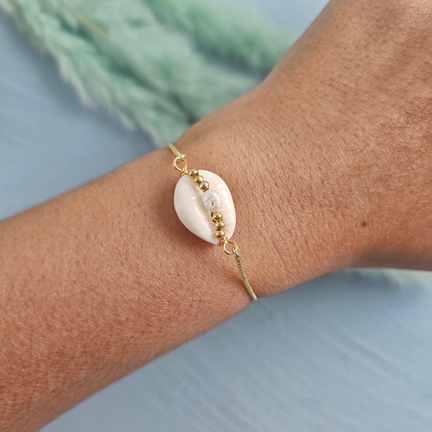 Shell and pearl bracelet