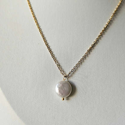 Iris pearl necklace