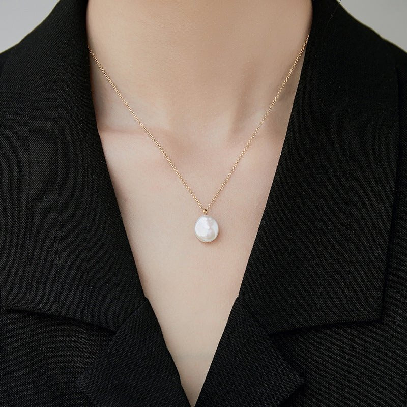 Iris pearl necklace