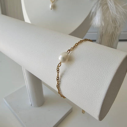Simple pearl bracelet
