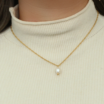 Simple pearl necklace
