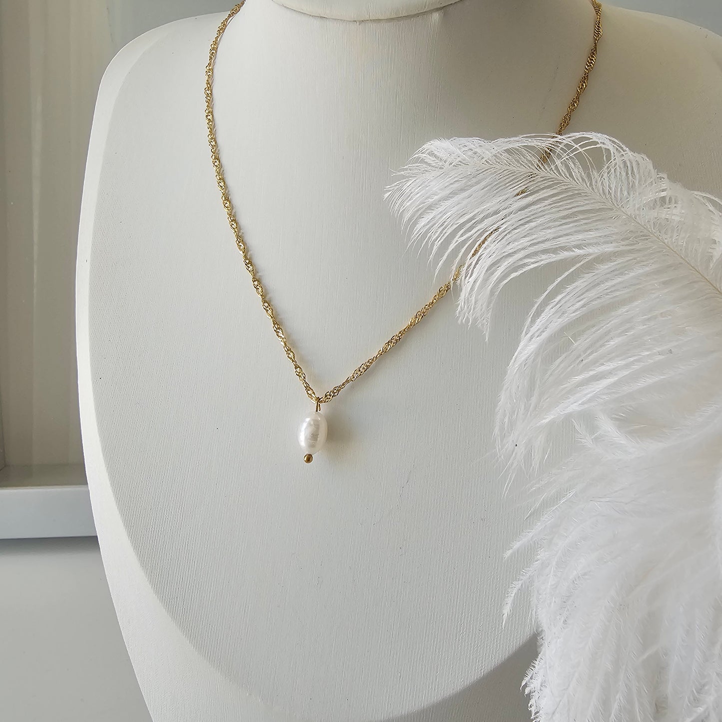 Simple pearl necklace