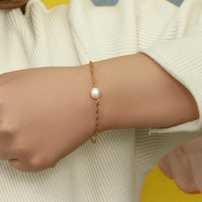 Simple pearl bracelet